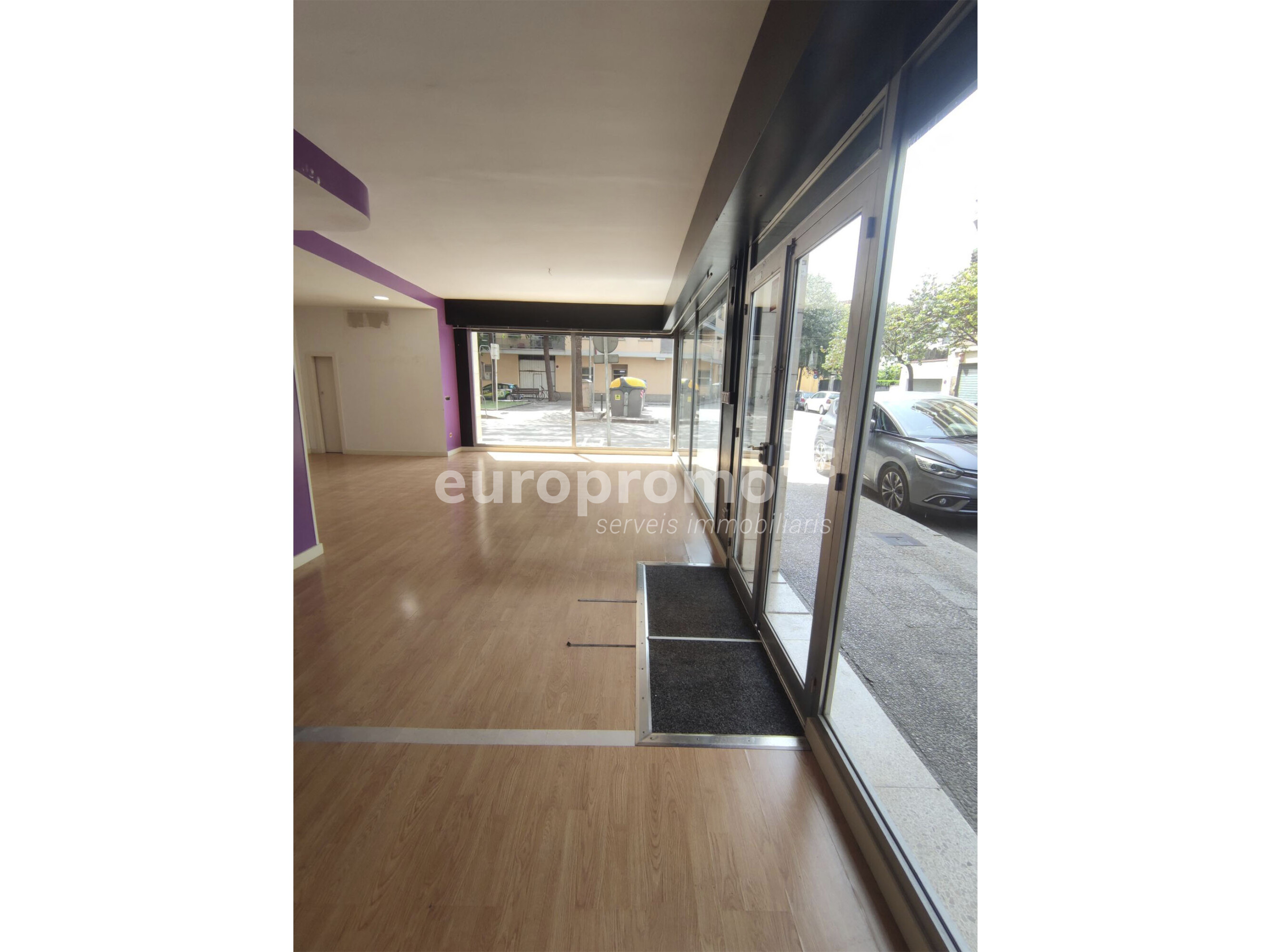 Local esquinero de 76m2 con 14 metros lineales de fachada situado en la zona  en Santa Eugènia